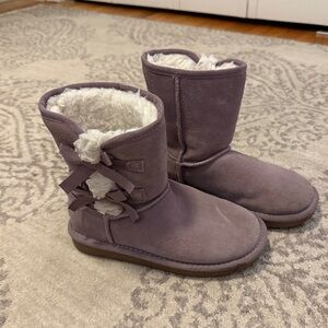 Girls Koolaburra by Ugg Victoria Short Boot in Dusty Purple